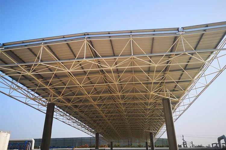 通常情况下，网架钢结构中使用的材料是Q235与Q345钢材
