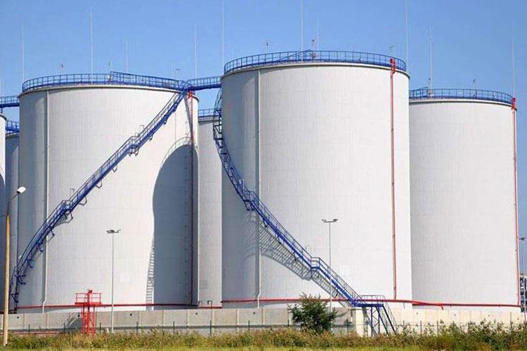 立式储油罐主要用在炼油厂、油田、油库以及其他工业中；具有易于建造，便于管理和维修等优势特点