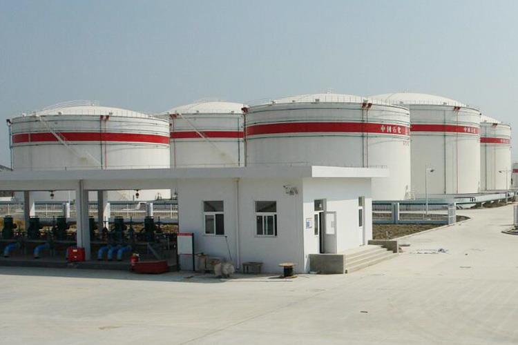 中石化储油罐是用于储存油品且具有较规则形体的大型容器，在油气储运过程中起到非常重要的一个作用