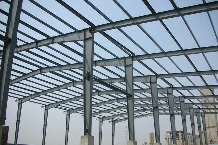 钢结构主要是用在不承受大载荷的承重建筑，采用保温隔热材料以玻纤棉为主