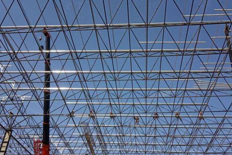 弧形网架特别适用于各类仓库、厂房、展厅、集贸市场、体育馆、铁路站台、建筑加层与建筑物的屋顶结构